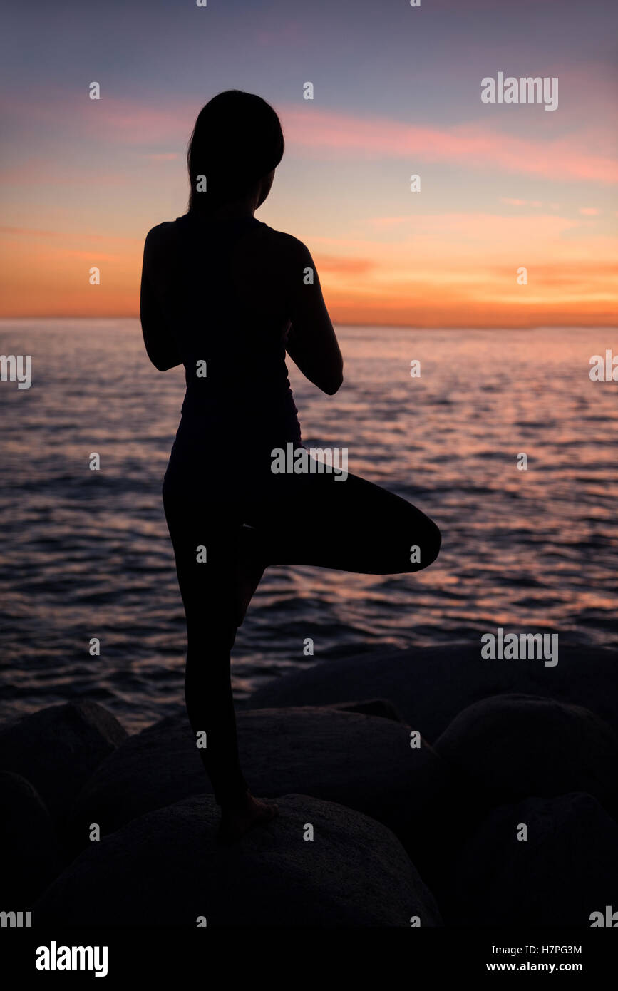Frau, die Durchführung von Yoga auf Felsen Stockfoto