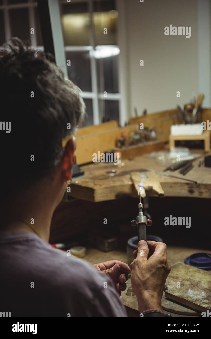 Handwerkerin Lötlampe halten Stockfoto