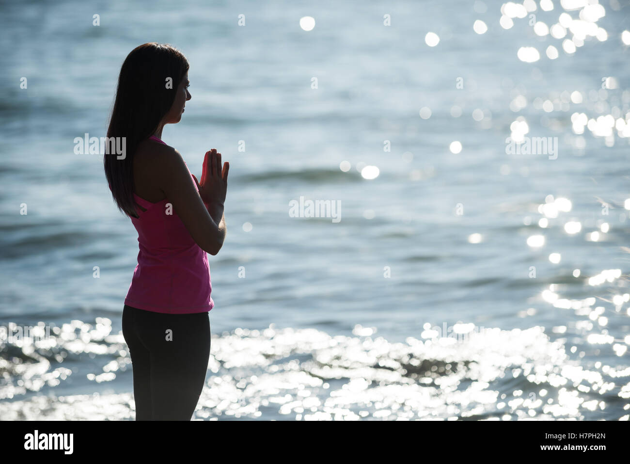 Schöne Frau, meditieren am Strand Stockfoto
