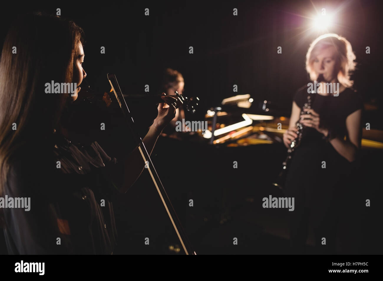 Frauen spielen verschiedene instrument Stockfoto