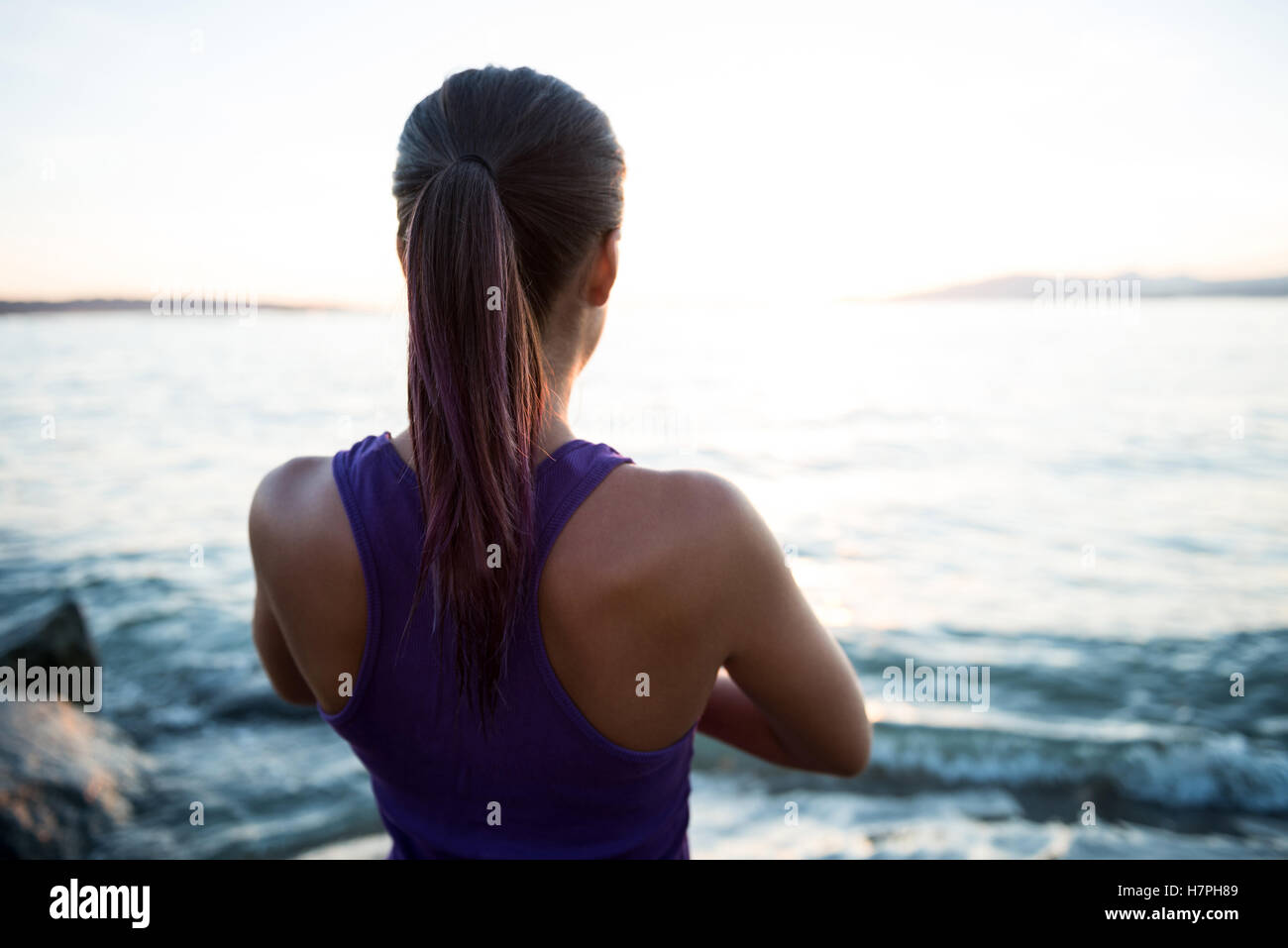 Rückansicht der Frau, die Durchführung von Yoga am Strand Stockfoto