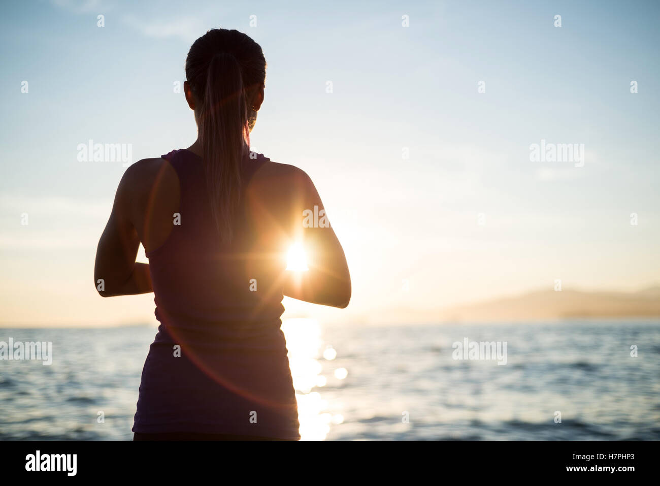 Rückansicht der Frau, die Durchführung von Yoga am Strand Stockfoto