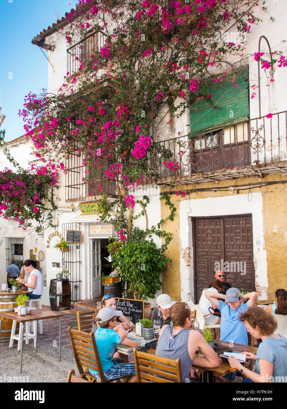Typische bar-Restaurant und Bougainvillea, Altstadt Marbella. Costa Del Sol, Malaga Provinz. Andalusien, Spanien-Europa Stockfoto