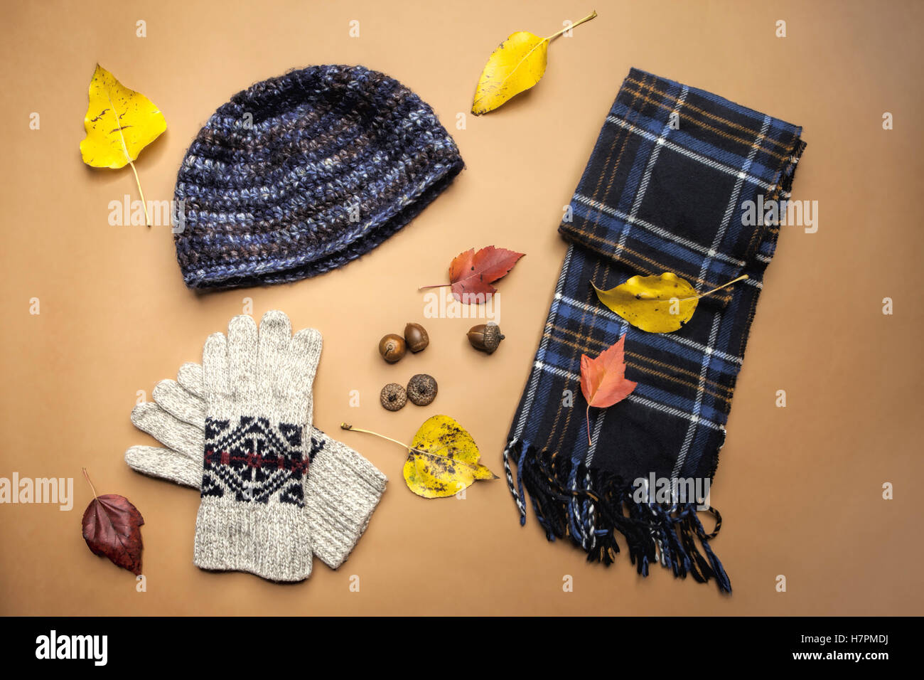 Eine Anzeige von warmem Wetter Oberbekleidung, die besteht aus Handschuhen, stricken Wolle, Mütze und Schal. Stockfoto