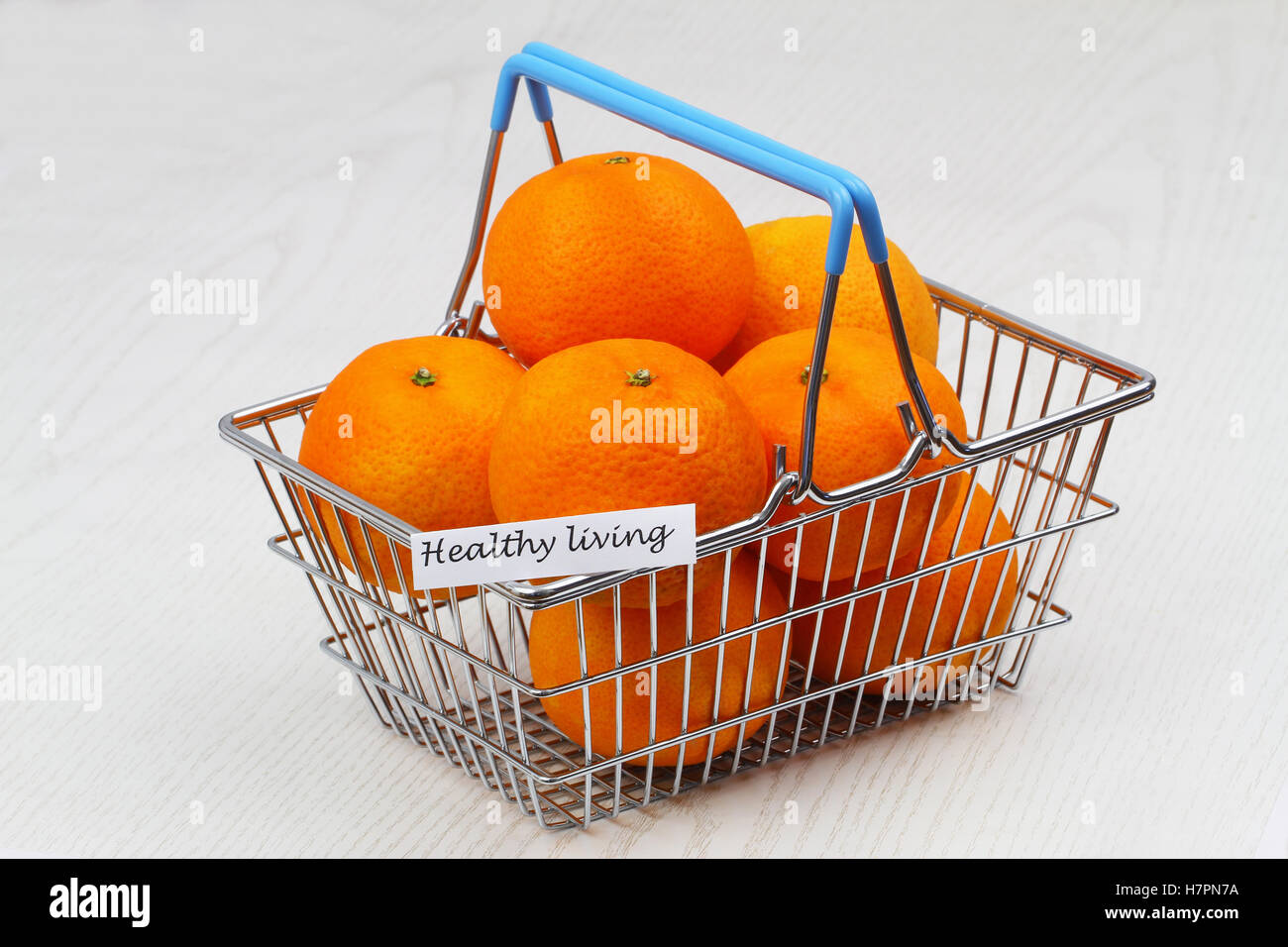 Gesundes Wohnen Karte Mini Einkaufswagen voller Mandarinen Stockfoto