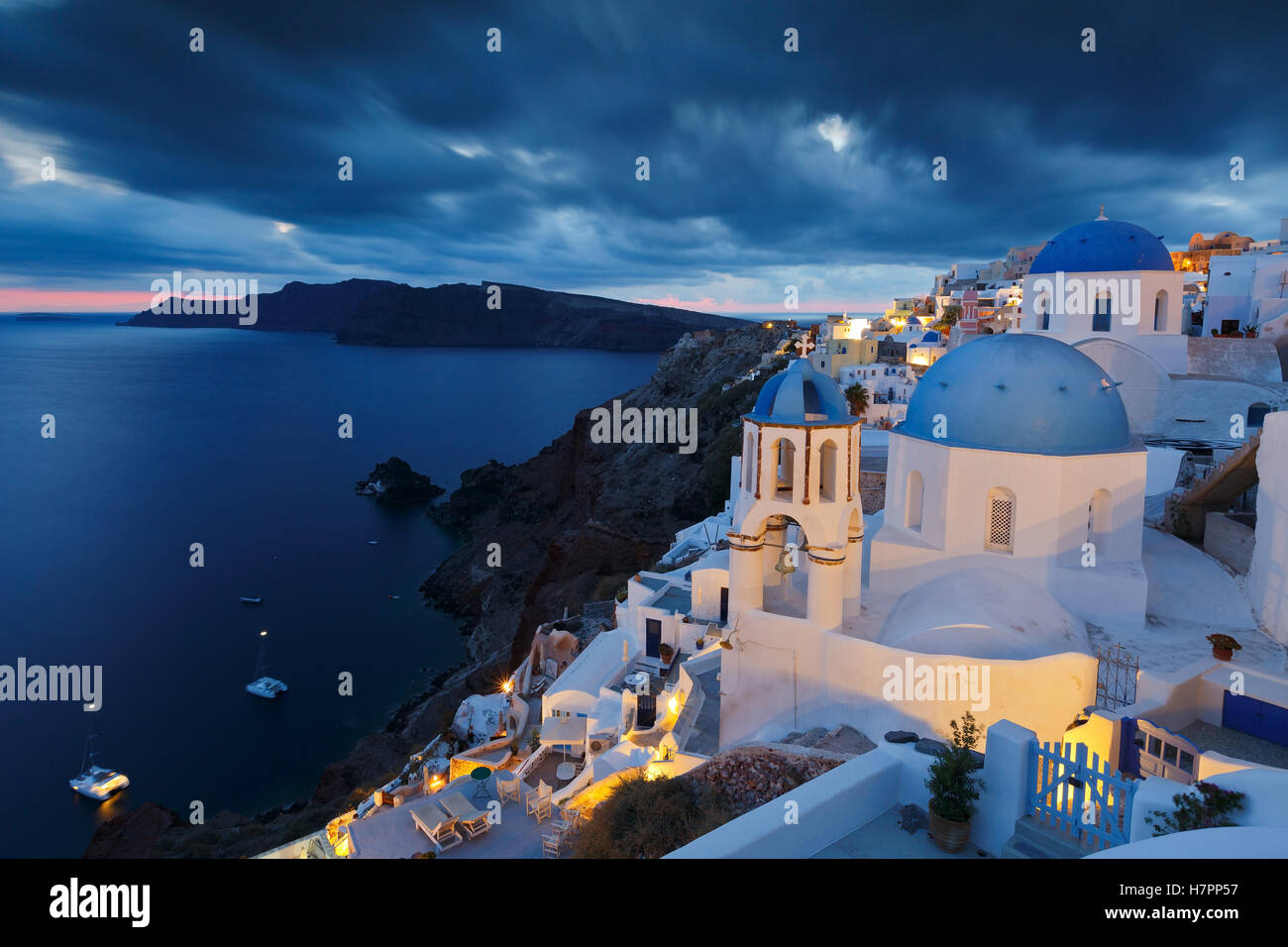 Blick auf Dorf Oia auf Santorin in Griechenland. Stockfoto