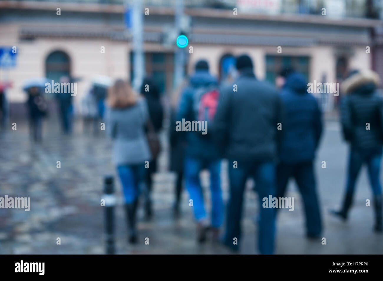 Passanten auf der Straße an einem regnerischen Tag Bewegung verwischt Stockfoto