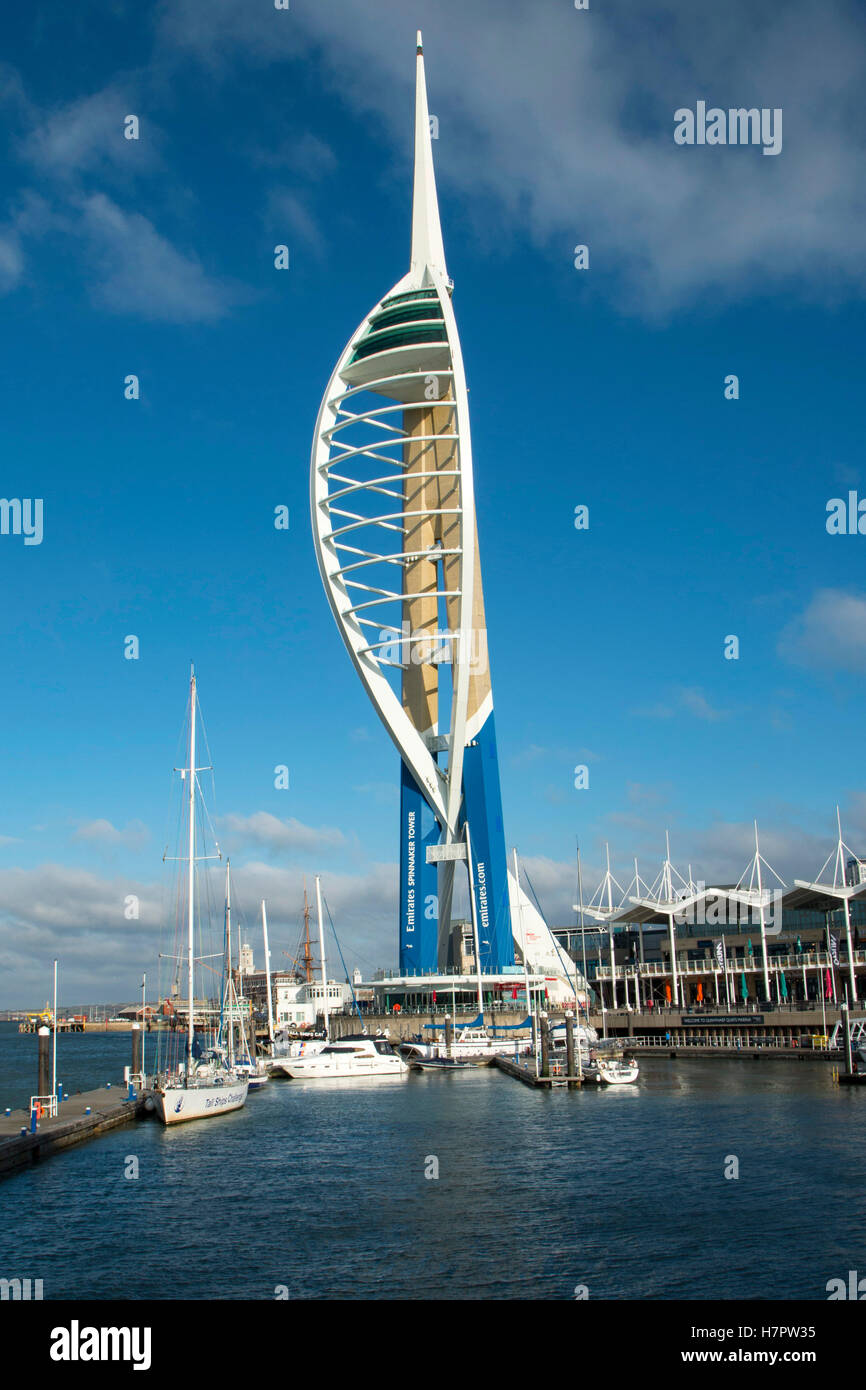 Der Spinnaker Tower, Gunwharf Quays, Portsmouth. Eine beliebte Touristenattraktion mit herrlichem Blick über den Hafen und den solent Stockfoto
