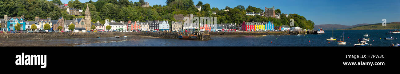 malerischer Küste von Tobermory Dorf, Isle Of Mull, Inneren Hebriden, Schottland, Vereinigtes Königreich, bei Tageslicht. Panorama-Blick. Stockfoto
