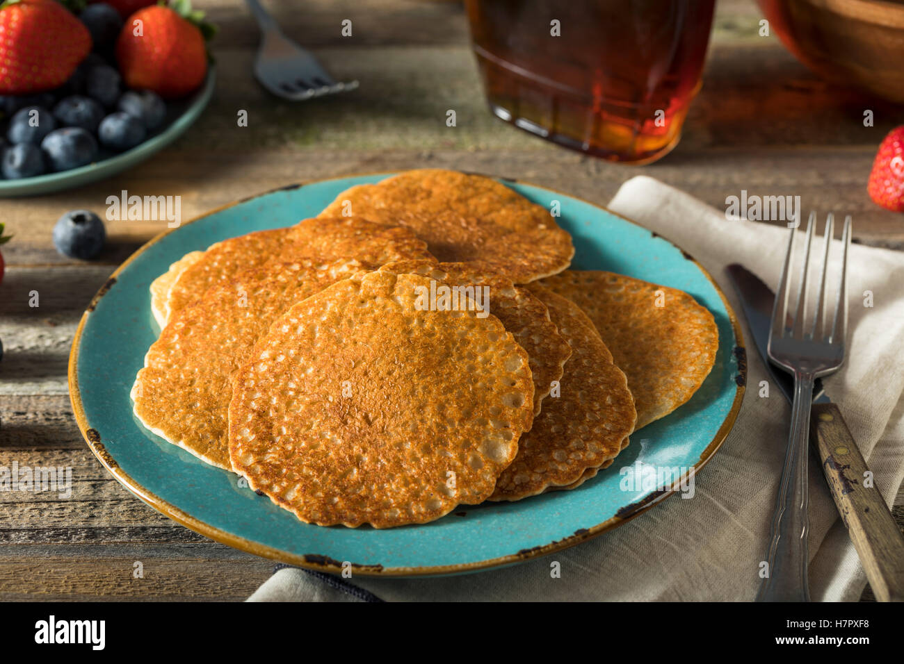 Hausgemachte Mini Silberdollar Pfannkuchen mit Butter und Sirup Stockfoto