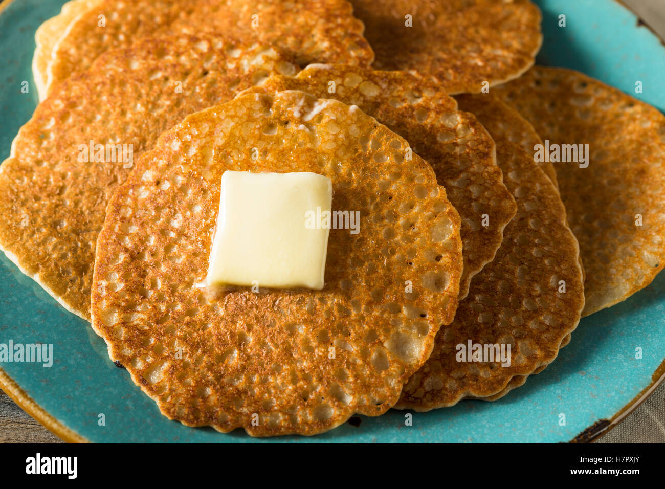 Hausgemachte Mini Silberdollar Pfannkuchen mit Butter und Sirup Stockfoto