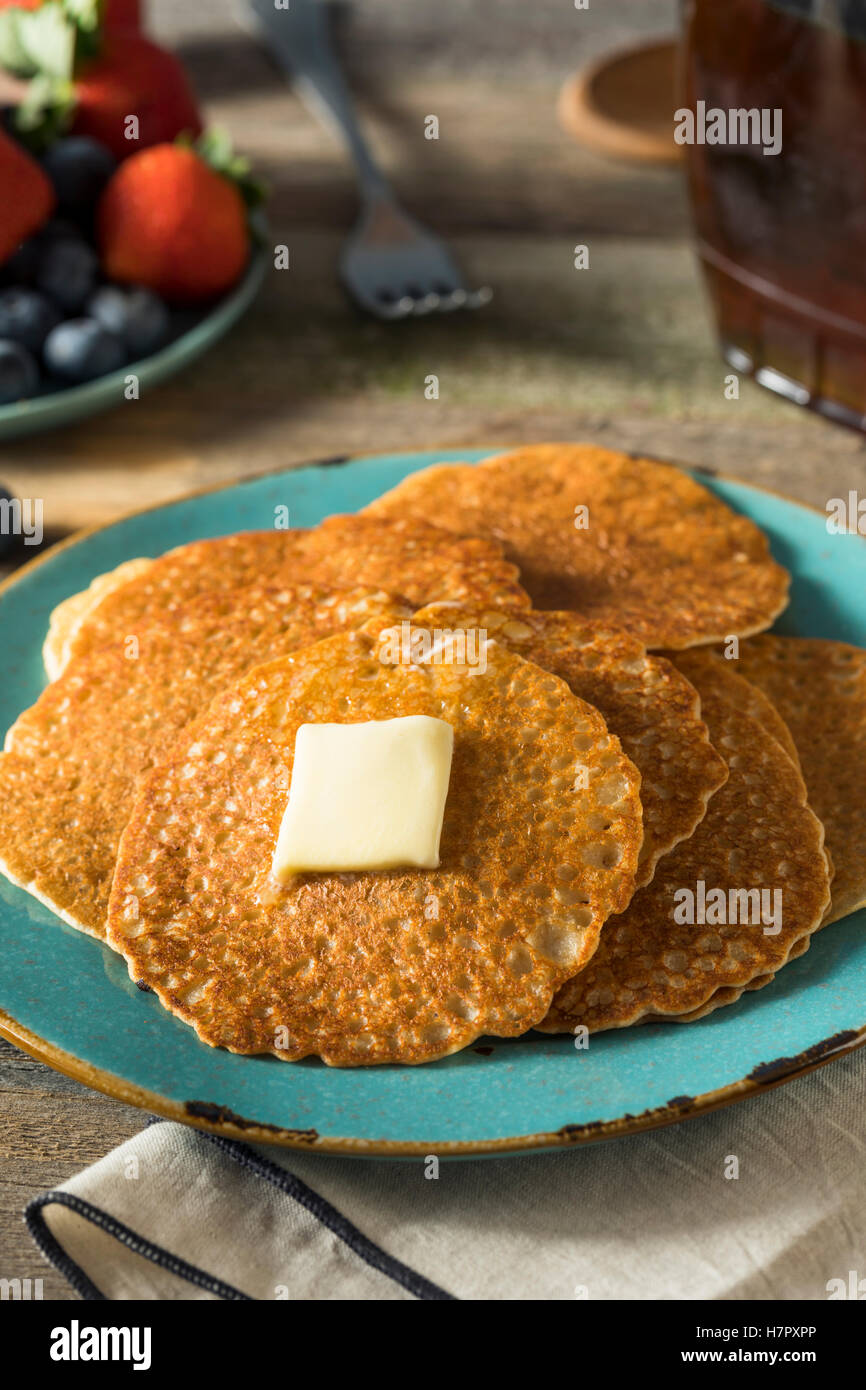 Hausgemachte Mini Silberdollar Pfannkuchen mit Butter und Sirup Stockfoto