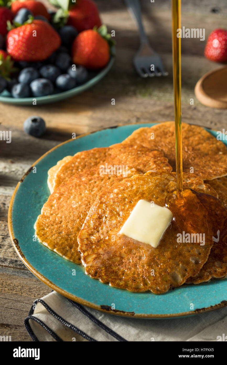 Hausgemachte Mini Silberdollar Pfannkuchen mit Butter und Sirup Stockfoto