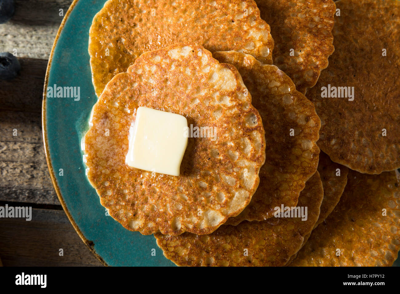 Hausgemachte Mini Silberdollar Pfannkuchen mit Butter und Sirup Stockfoto