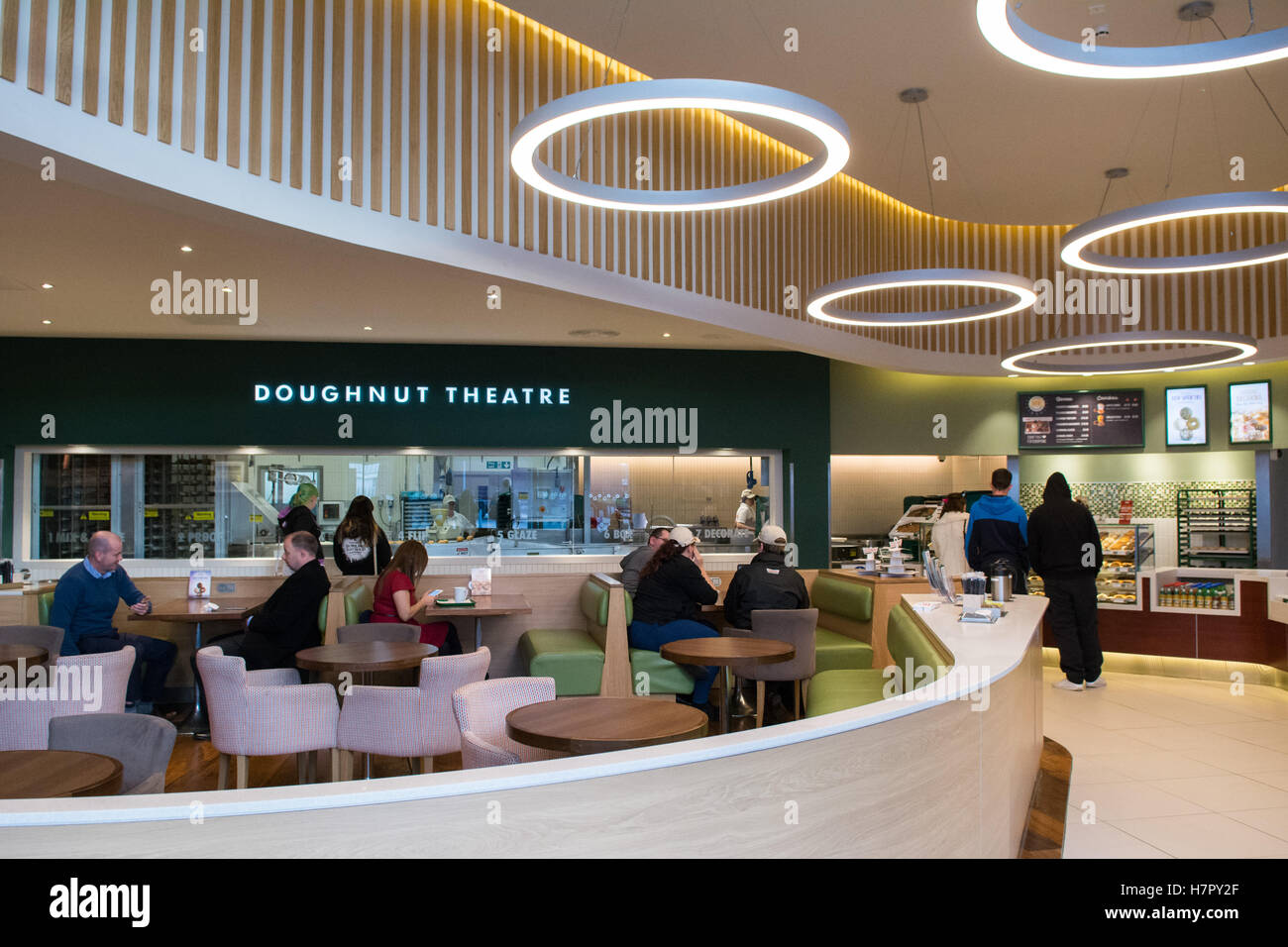 Krispy Kreme Doughnuts - Donuts und Kaffee Shop und Donut-Theater innen an INTU Braehead, Glasgow, Schottland, Europa, UK Stockfoto