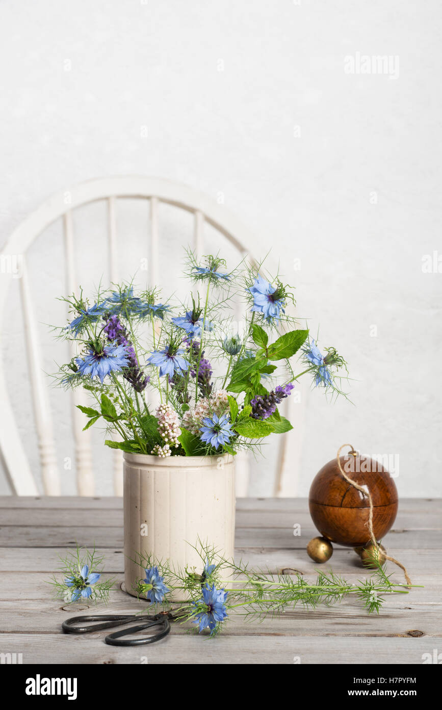 Keramiktopf mit Kornblumen mit antiken Zeichenfolge Spender gefüllt Stockfoto