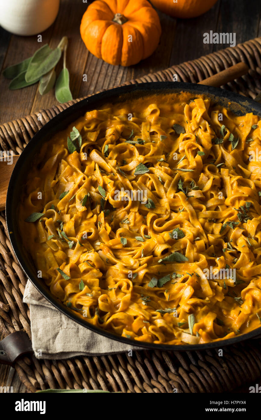 Hausgemachte Herbst Pasta mit Kürbis-Sauce und Salbei Stockfoto