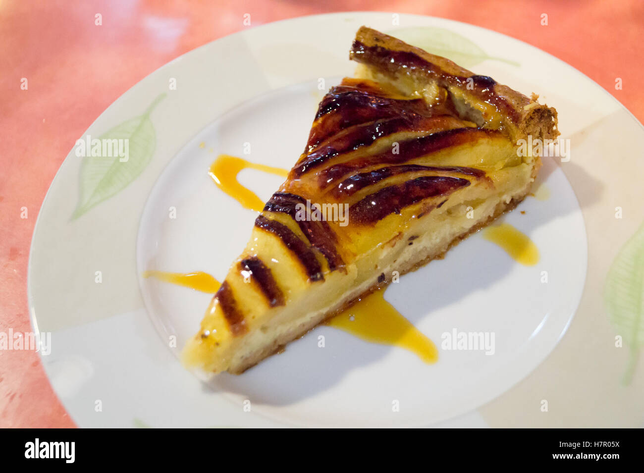 Tarte Aux Pommes, Apfel Tarte, Au Bon Graillou Restaurant, Marché Victor Hugo, Toulouse, Haute-Garonne, Occitanie, Frankreich Stockfoto