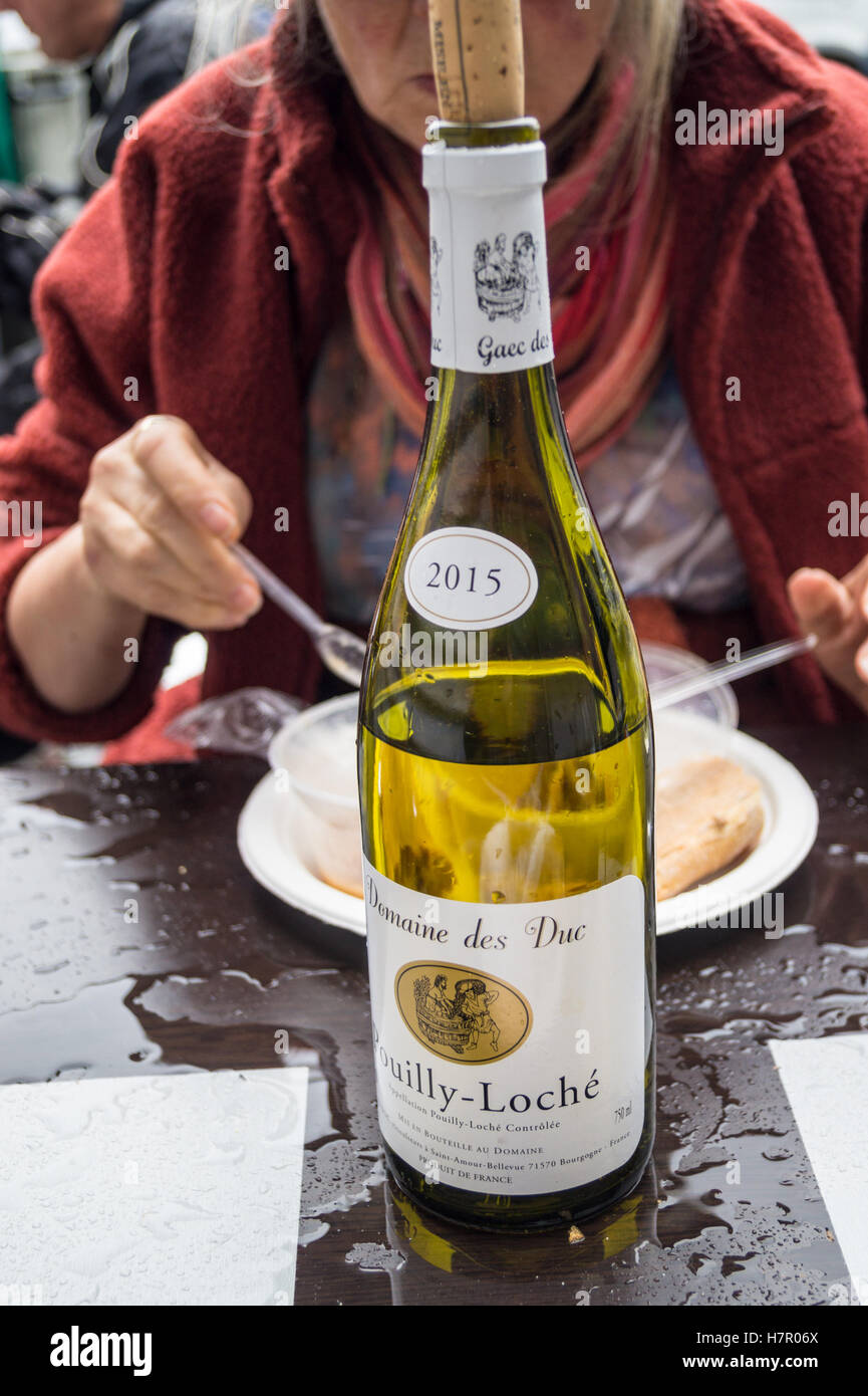 Eine Frau Essen "Cassoulet" mit Pouilly-Loché Weißer Burgunder Wein, Salon des Vins Weinmesse, Toulouse, Haute-Garonne, Frankreich Stockfoto