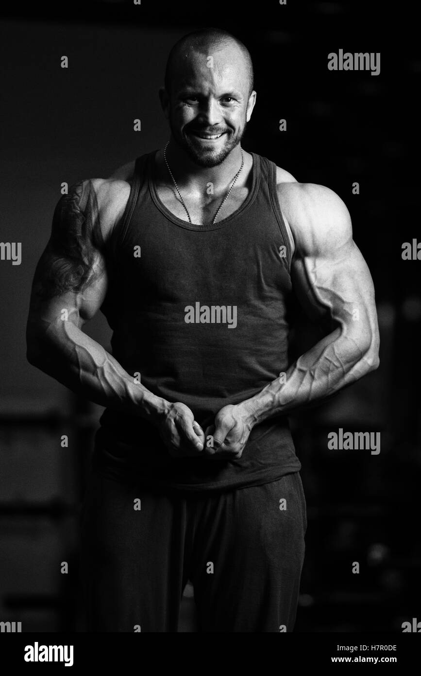Fitness Bodybuilder Schwarzweiß-Stockfotos und -bilder - Seite 16 - Alamy
