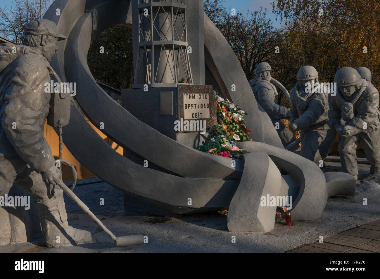 (Detail) Denkmal für die Feuerwehrmänner von dem Kernkraftwerk Tschernobyl-Unfall 1986. Chernobyl Stadt, Sperrzone, Ukraine. Stockfoto