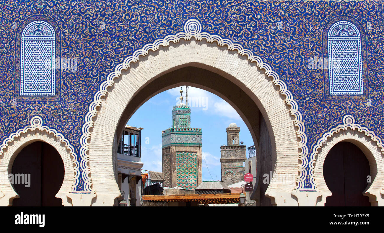 Das Tor Bab Boujloud und das Minarett der Bou Inania Madrasa. Fez, Marokko. Stockfoto