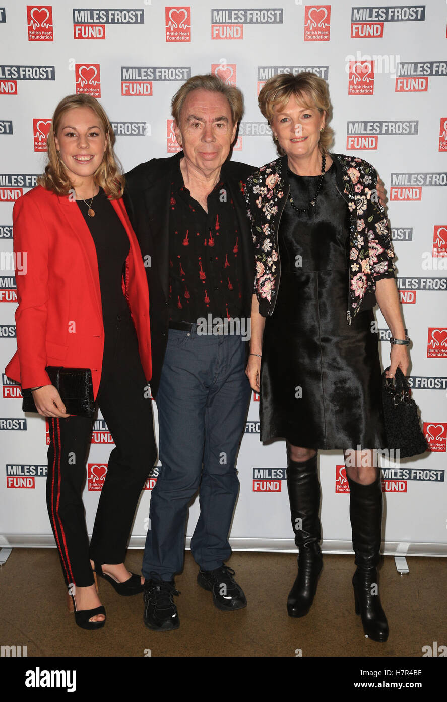 Andrew Lloyd Webber (Mitte), mit seiner Tochter Isabella Aurora und Frau Madeleine Gurdon (links) als sie eine Vorführung von seinem School of Rock besuchen, gewidmet der Miles-Frost-Fonds im New London Theatre Drury Lane, London. Stockfoto