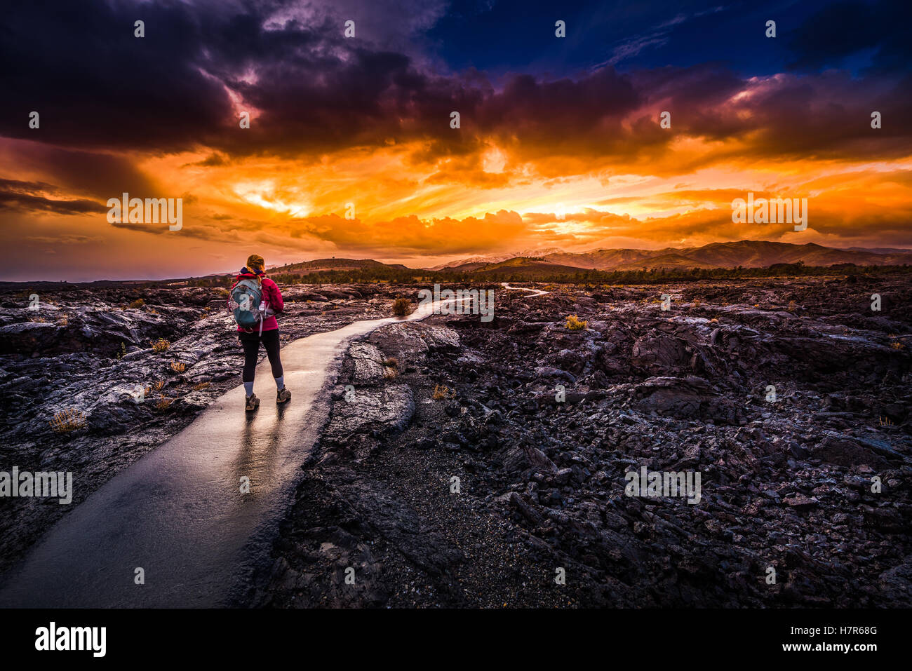 Wanderer-Backpacker auf einem Trail of The Moon National Monument Idaho Krater Stockfoto