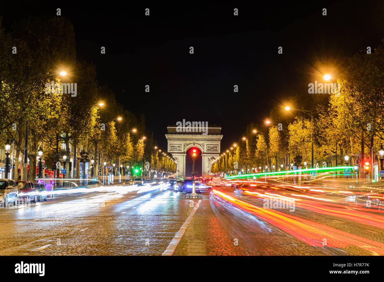 Avenue des Champs Elyses und Arc de Triomphe mit Auto-Lichter in der Nacht Stockfoto