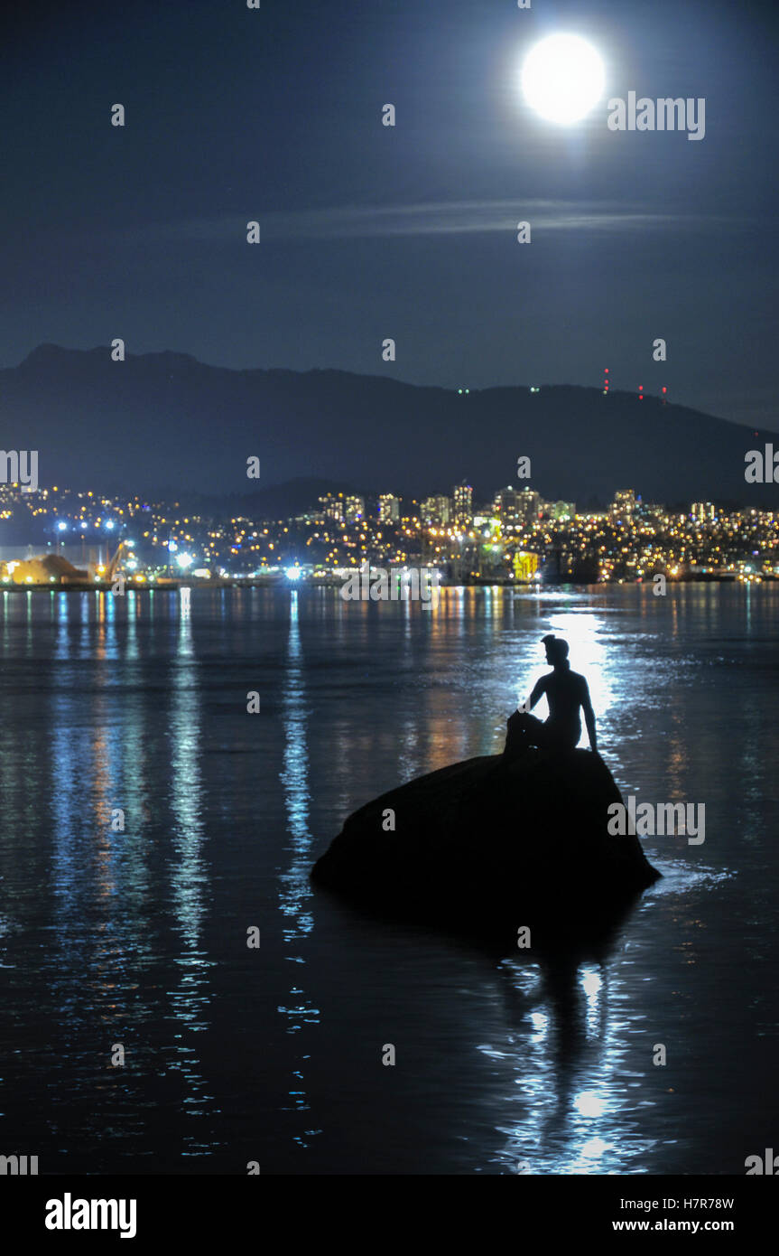 Statue "Mädchen in einen Neoprenanzug" Offshore-vom Stanley Park, Vancouver, Britisch-Kolumbien, Kanada Stockfoto