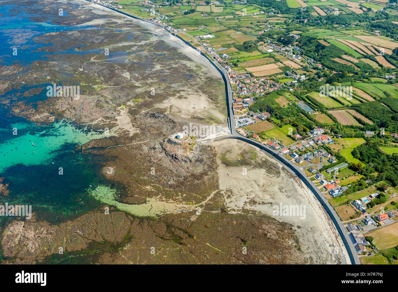 Luftbild auf Küste von Guernsey Stockfoto