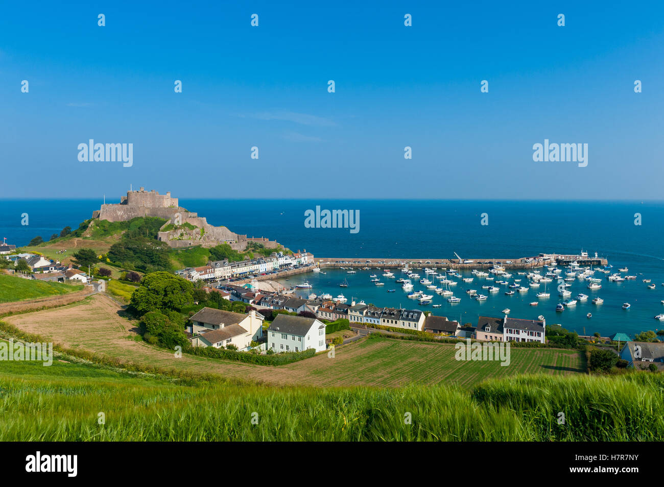 Hafen und Gorey Castle in Saint Martin Jersey Stockfoto