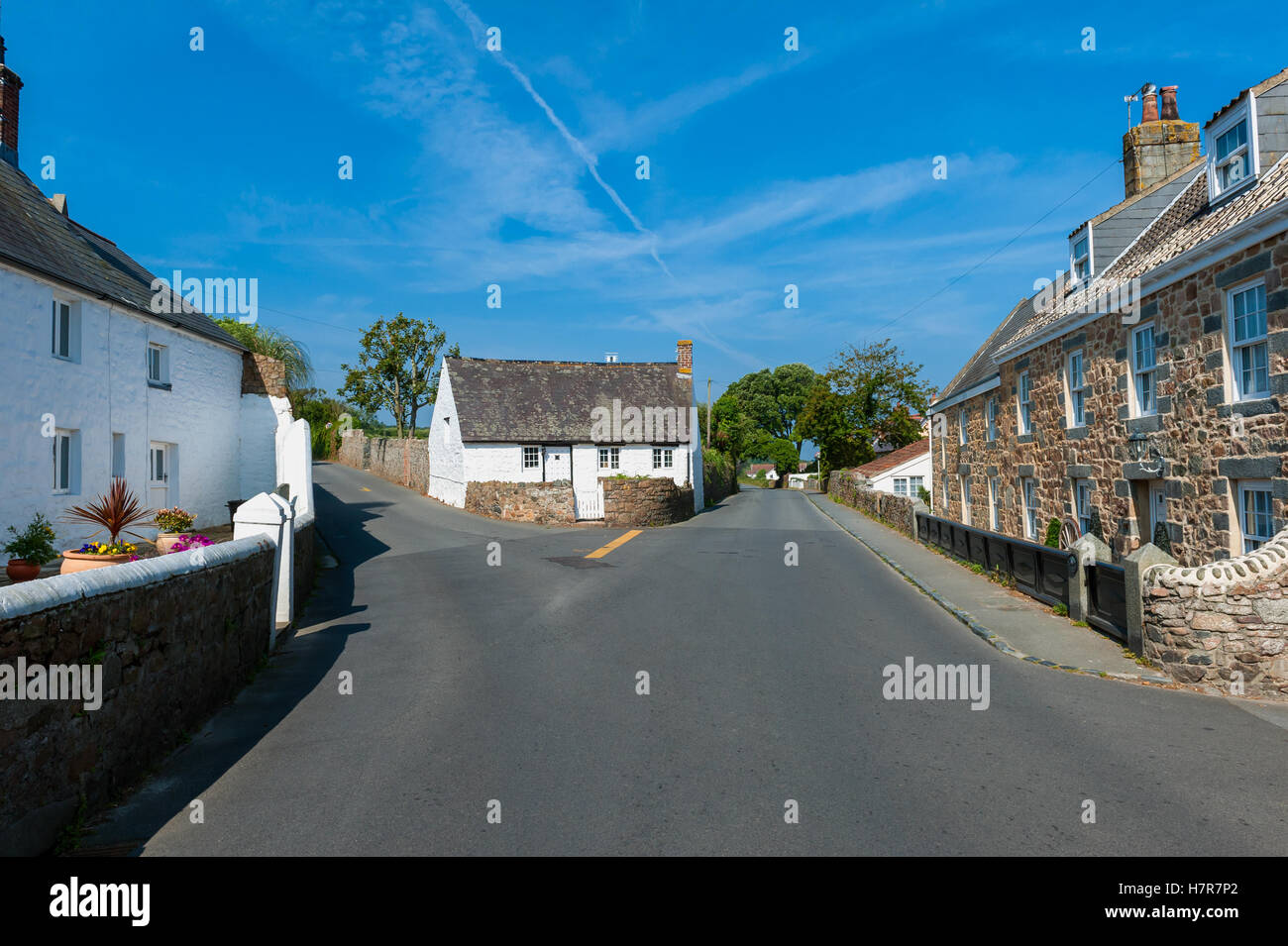 Straße und Häuser in Castel Guernsey Stockfoto