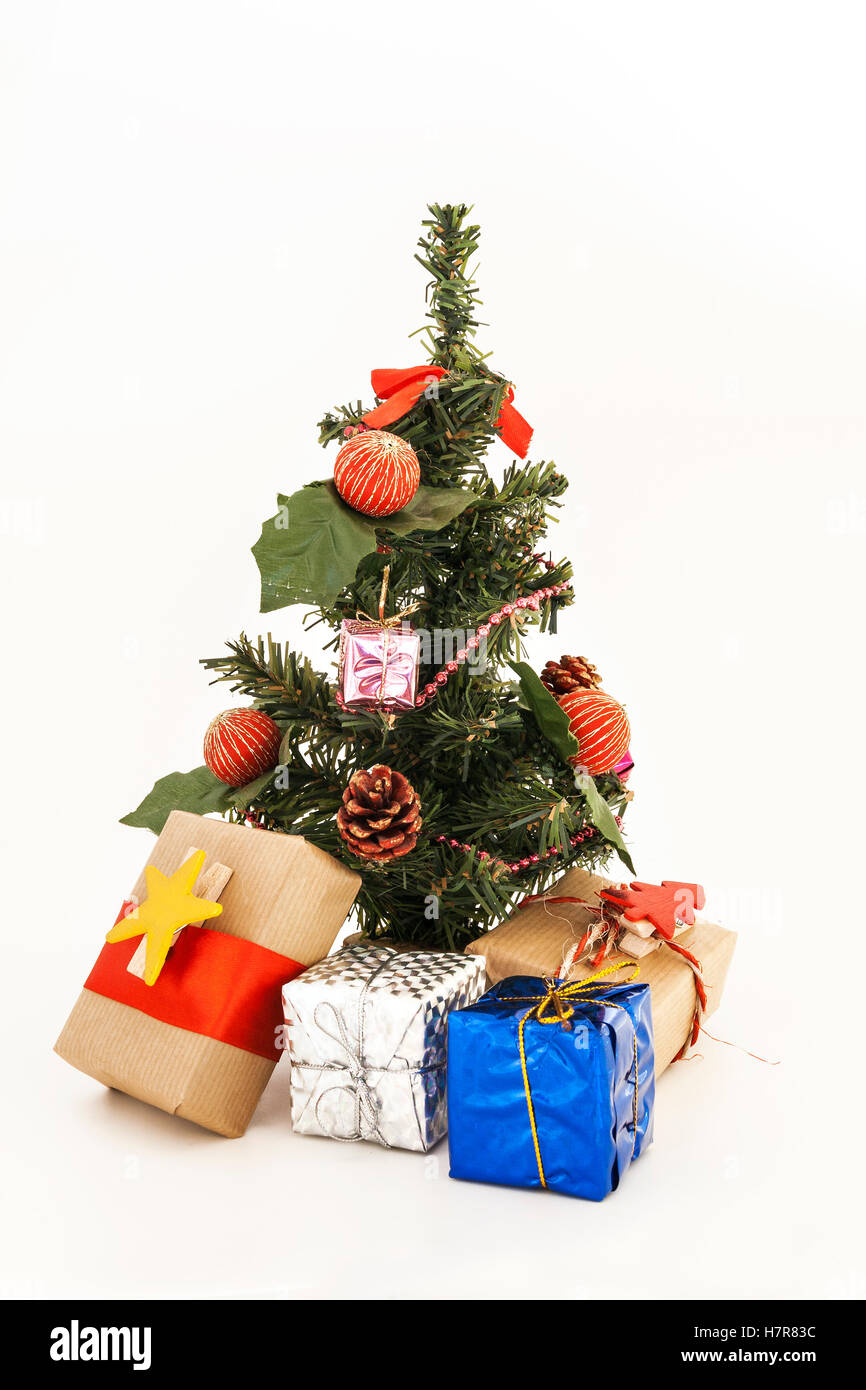 geschmückter Weihnachtsbaum mit Spielzeug und Geschenke isoliert. Stockfoto