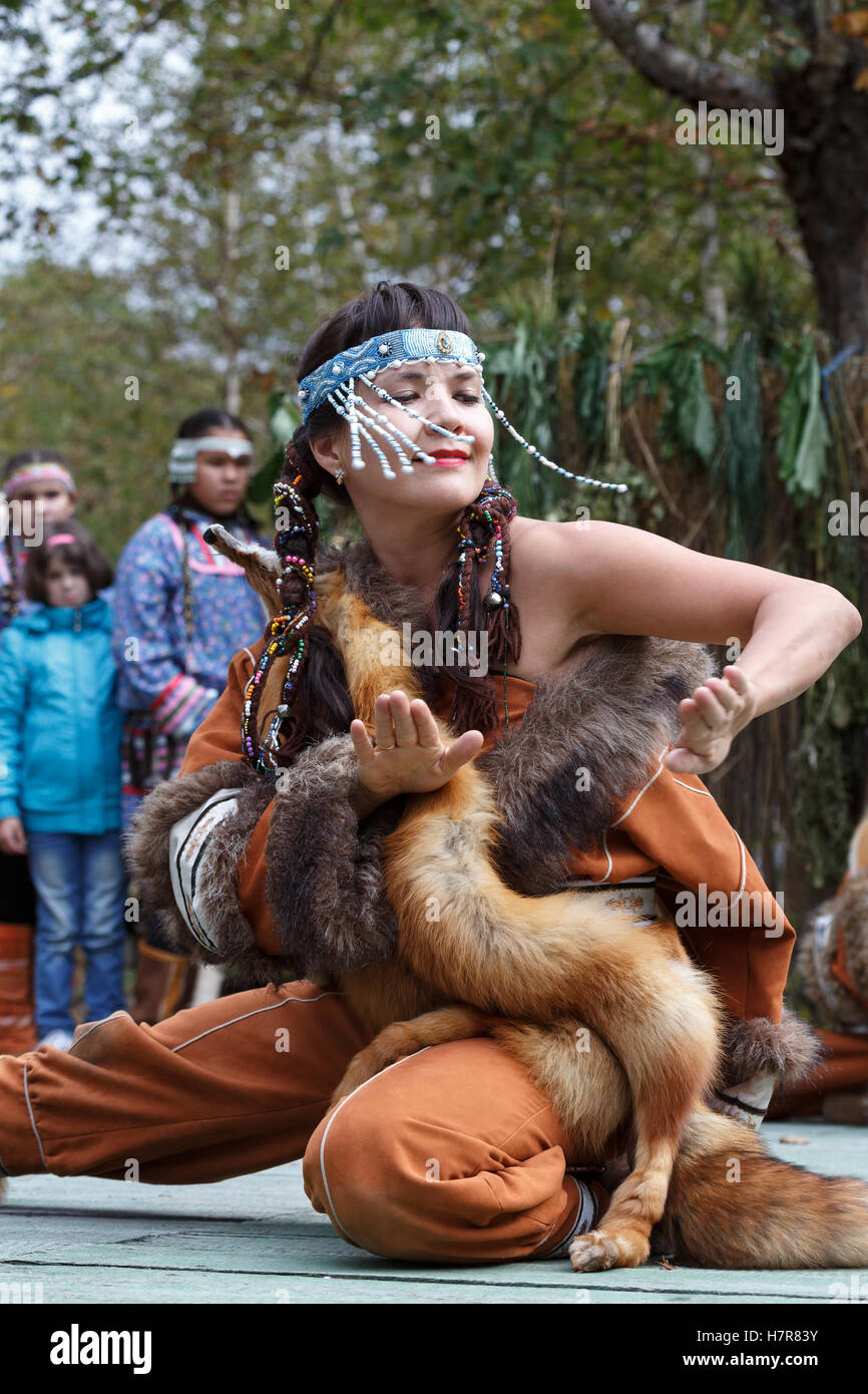 Itelmen nationaler Feiertag Thanksgiving Natur Alhalalalay. Ausdruck junge Frau (Ensemble nördlichen dämmert) tanzen in Kleidung Aborigine Kamtschatka Stockfoto