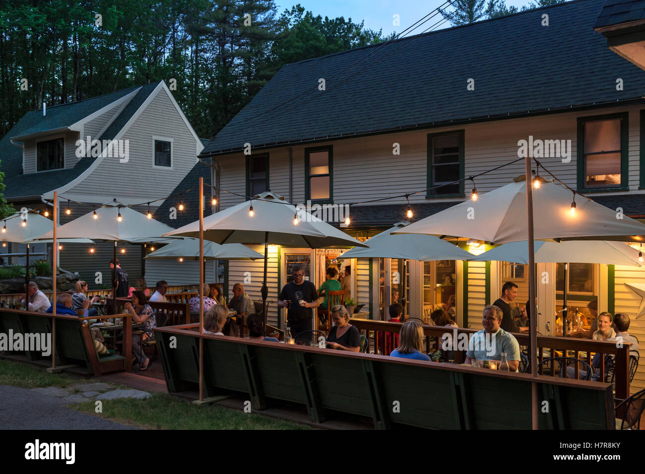 Terrasse, Squam Lake Inn und Restaurant, Holderness, NH, USA Stockfoto