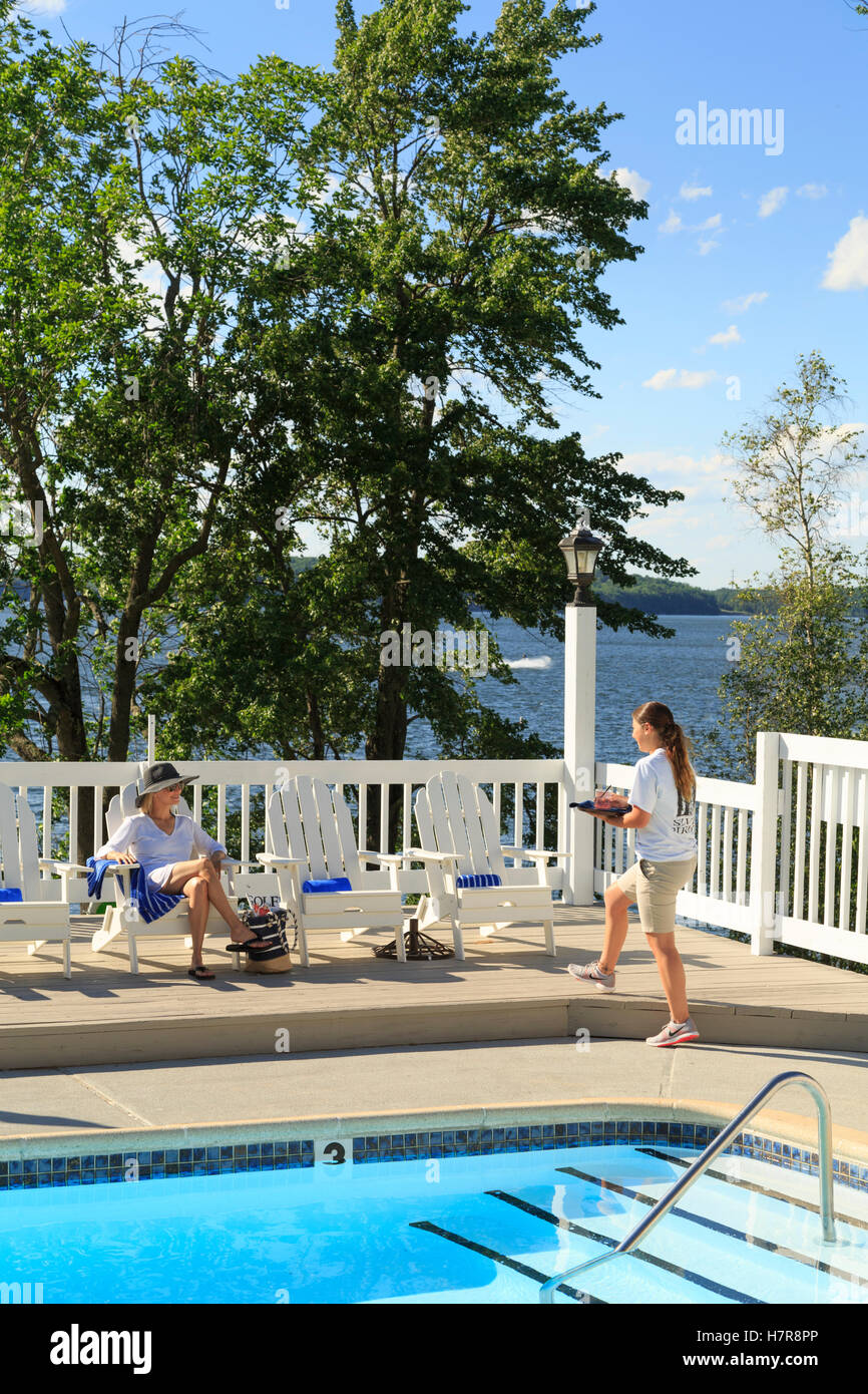 Pool-Service bei Silber Birken Resort, See Motivation, Hawley, Poconos Region, PA, USA Stockfoto
