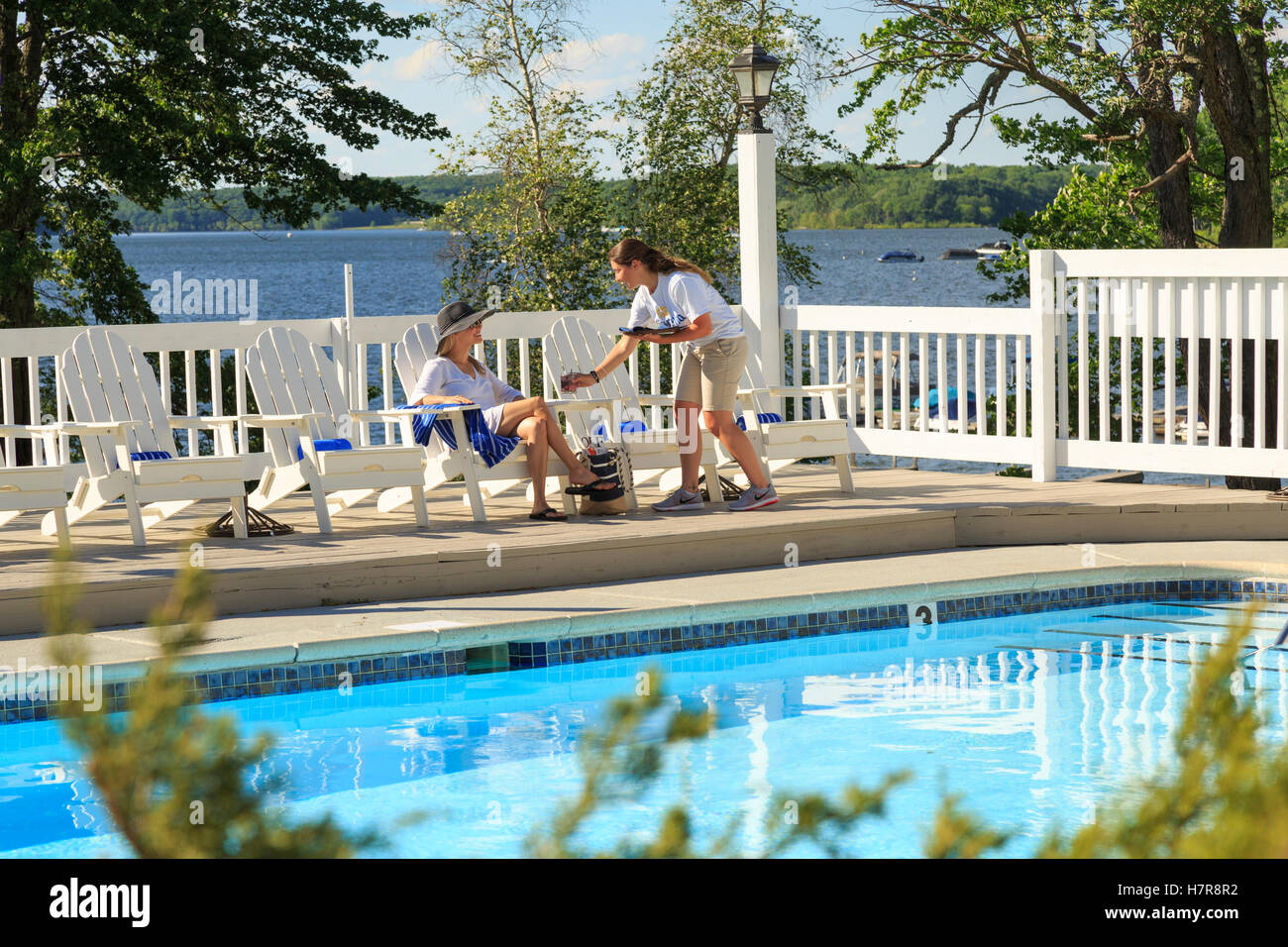 Pool-Service bei Silber Birken Resort, See Motivation, Hawley, Poconos Region, PA, USA Stockfoto