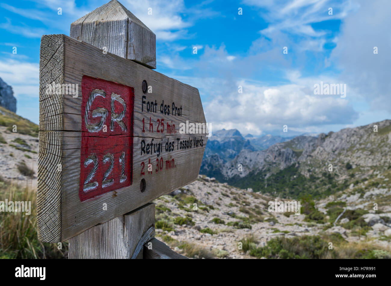 Wegweiser aus Holz für Wanderer auf Mallorca entlang der GR 221 Stockfoto