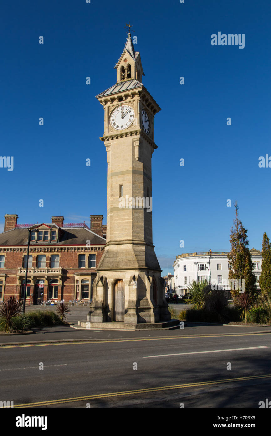 Das Albert Memorial Clock Tower, Barnstaple, auch bekannt als die "vier konfrontiert Lügner" - zeigt der Turm leicht unterschiedlichen Zeiten auf jedes Gesicht. Stockfoto