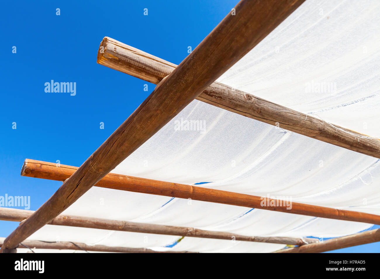 Schattierung Baldachin gemacht von Holzbalken und weißem Stoff Stockfoto