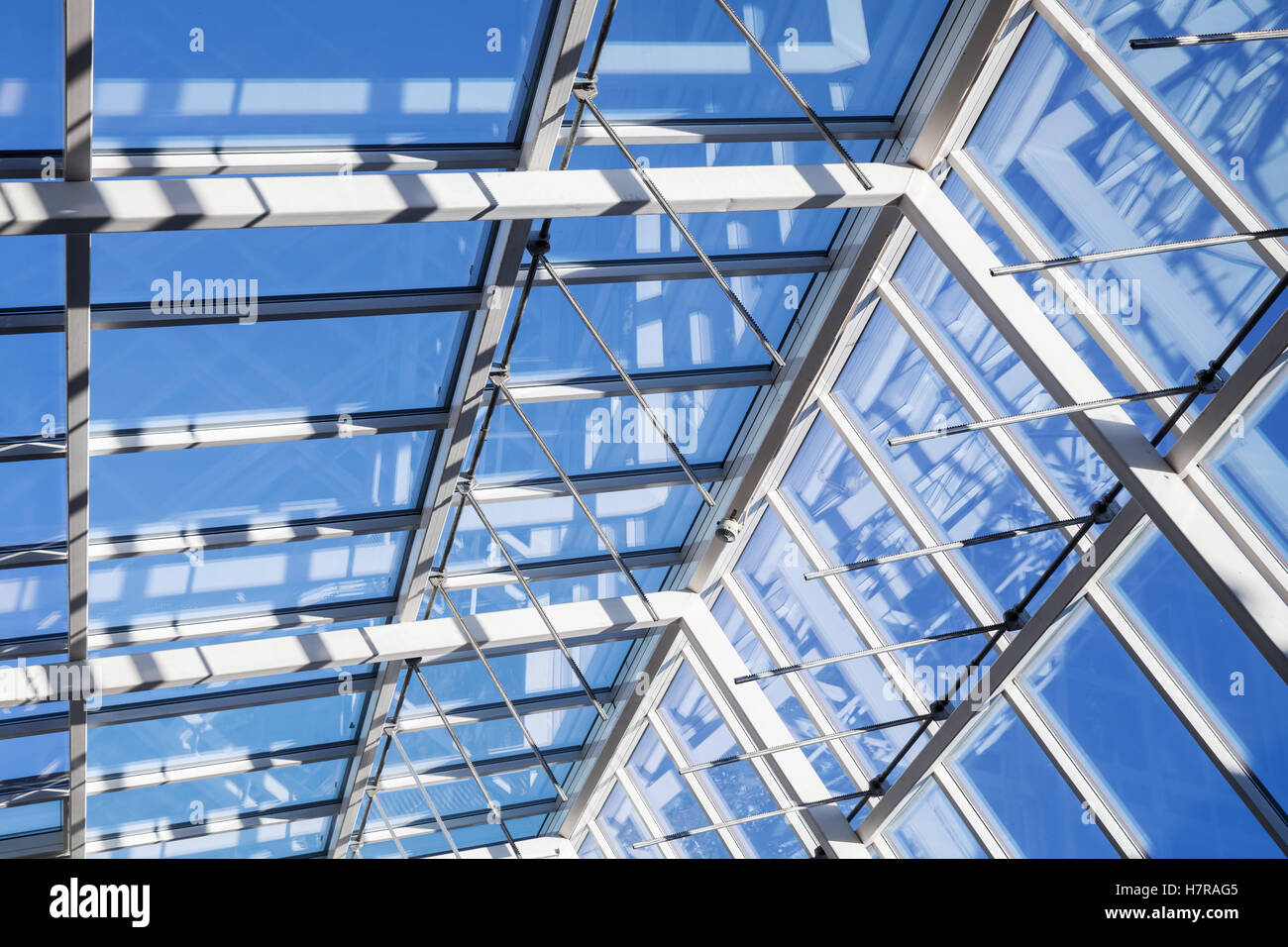 Abstrakte Hightech-Architektur Hintergrund, innere Struktur von Glas Dach Bogen mit abschließbaren Windows Abschnitte Stockfoto