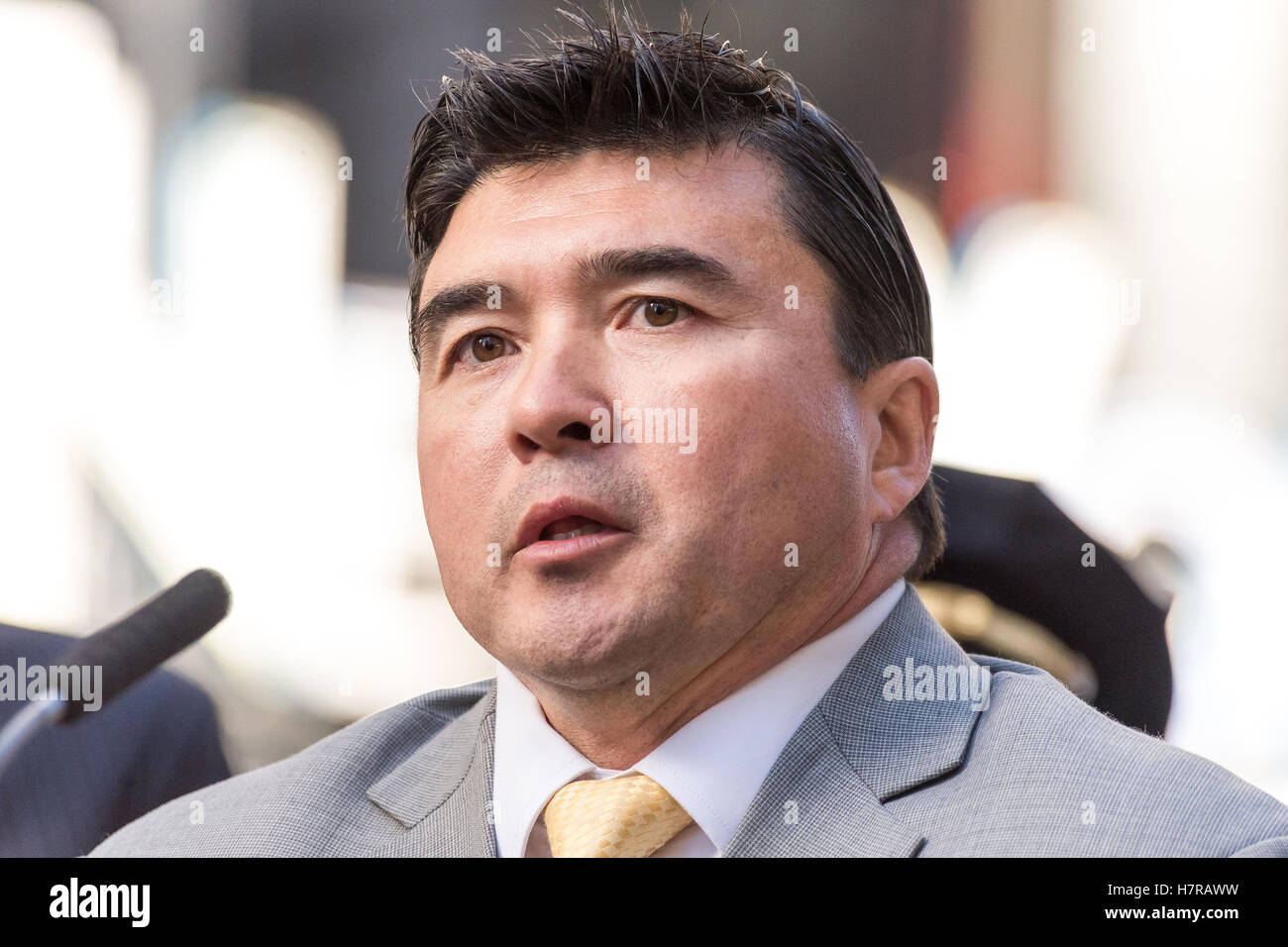 New York City, USA. 7. November 2016. US-Geheimdienst-Agent in Charge David Beach spricht auf der Konferenz von Pres. Am Vorabend der US-Präsidentschaftswahl wird Pressekonferenz der republikanische Kandidat Donald Trump und demokratische Kandidat Hillary Clinton ihre jeweiligen Wahl-Night-Partys in New York City, Bürgermeister Bill de Blasio, Polizei-Beauftragter und U.S. Secret Service Agent in Charge David Beach hält eine an Sicherheitsvorbereitungen und dem NYPD Bereitschaft an potenzielle Fälle von Einschüchterung der Wähler Credit : Live-Nachrichten pazifische Presse/Alamy Stockfoto