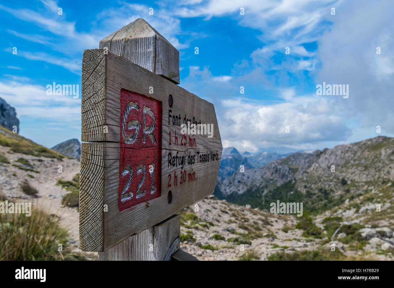 Wegweiser aus Holz für Wanderer auf Mallorca entlang der GR 221 Stockfoto