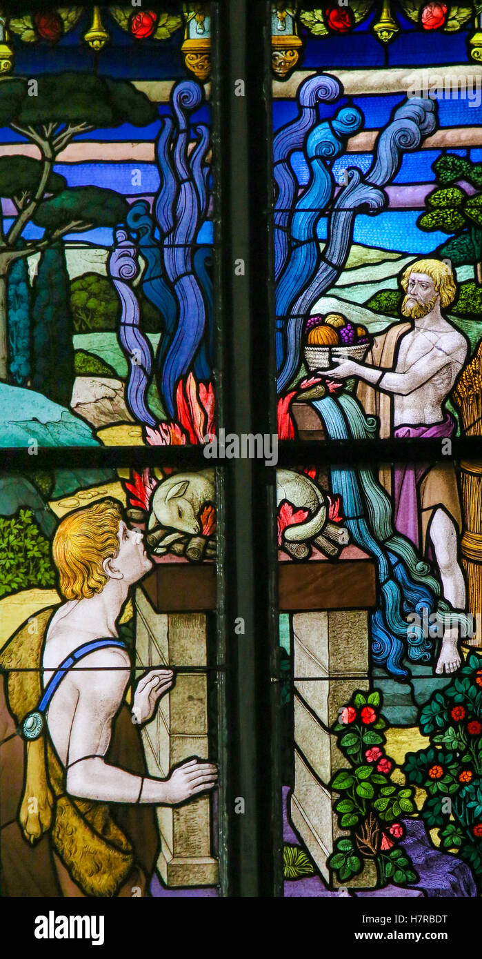Glasmalerei-Fenster Darstellung ein Opfer der Lämmer in der Kathedrale von St Rumbold von Mechelen, Belgien. Stockfoto