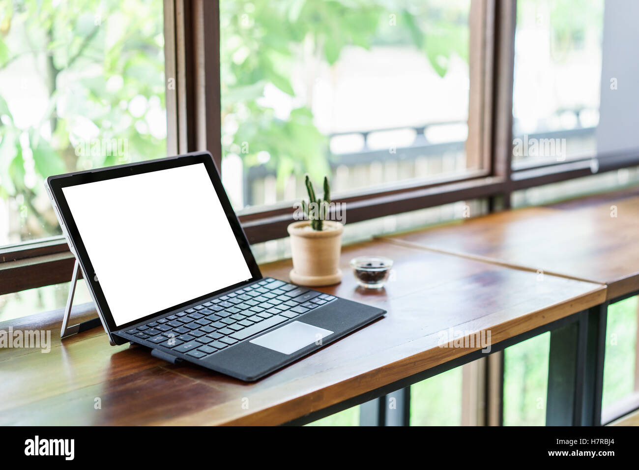 Laptop mit leeren Bildschirm auf Tisch, Mock-up Responsive Design, Corporate Identity mock-up auf Schreibtisch mit Laptop-Computer, Smartphone, c Stockfoto