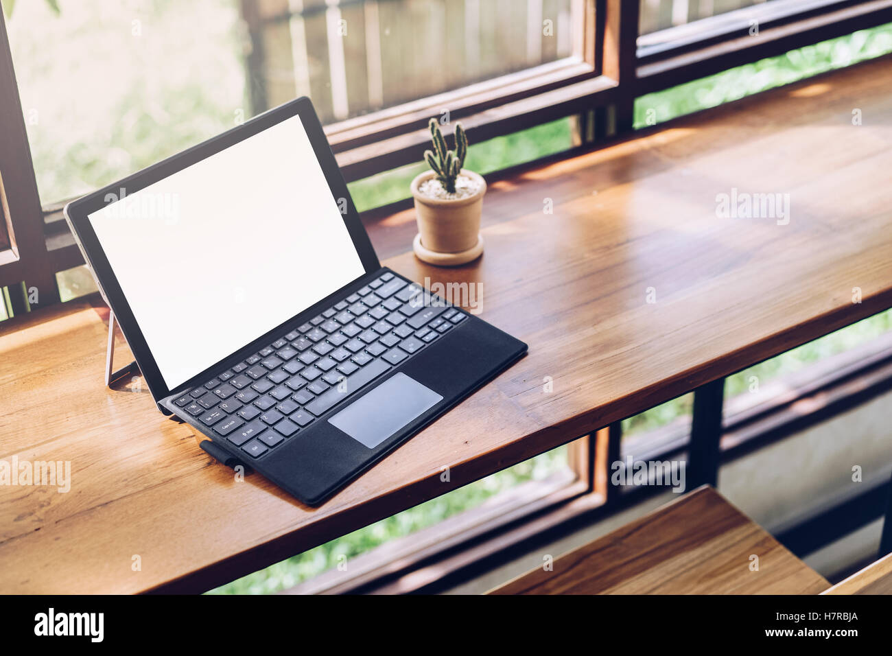 Laptop mit leeren Bildschirm auf Tisch, Mock-up Responsive Design, Corporate Identity mock-up auf Schreibtisch mit Laptop-Computer, Smartphone, c Stockfoto