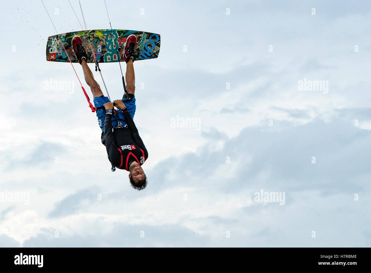 Professionelle Kitesurfer Ben Jopling im Veterans Memorial Park - Duck wenig Key, Florida, USA Stockfoto