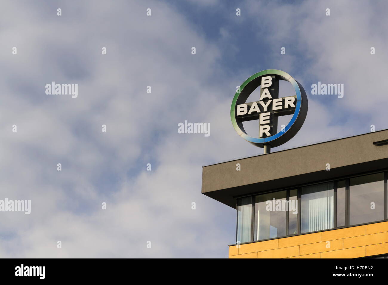 Prag, Tschechische Republik - NOVEMBER 7: Bayer Pharma-Unternehmen-Logo auf das Gebäude des tschechischen Hauptquartier. Stockfoto