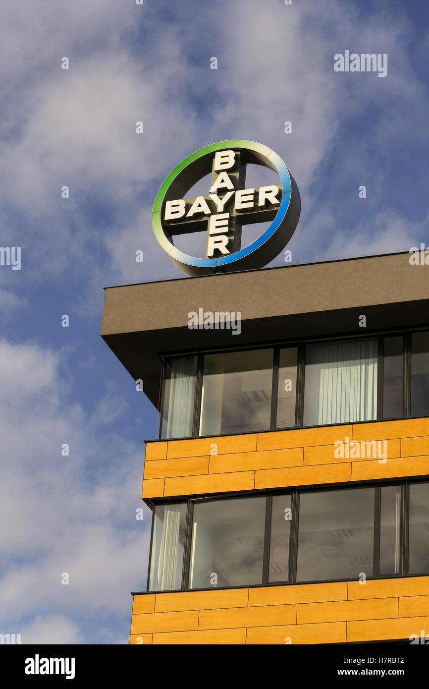 Prag, Tschechische Republik - NOVEMBER 7: Bayer Pharma-Unternehmen-Logo auf das Gebäude des tschechischen Hauptquartier. Stockfoto